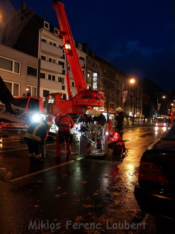 Sturm 3 Geruest droht auf die Strasse zu stuerzen Koeln Kalk Kalker Hauptstr   P076.JPG